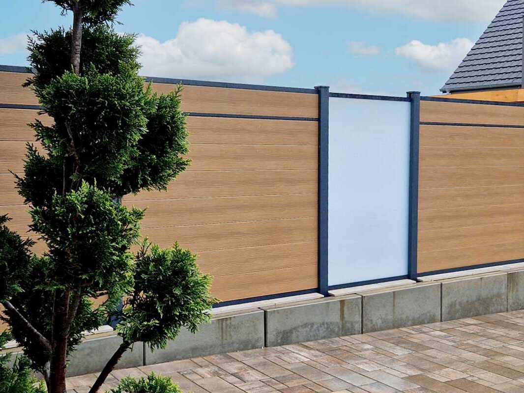 Einfahrt mit einem MPC Sichtschutz von Alu-Composite-Design einer Marke von VALU